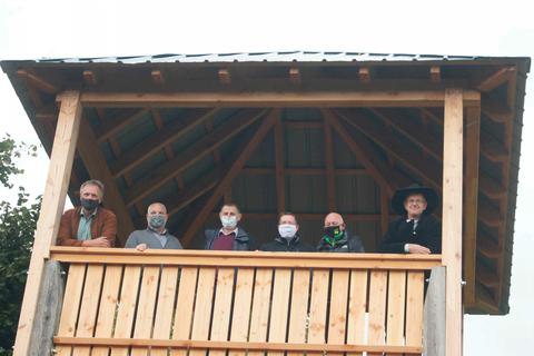 Rolf Klarmann, Robert Preußer, Klaus Karger, Andreas Wenk, Frank Schwab und Sascha Mebs (v.l.) bei der Einweihung des Aussichtsturmes. Foto: Potengowski 