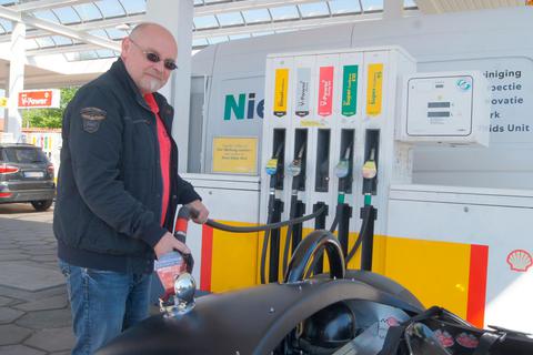 Andreas Halisch freut sich beim Betanken seines Nelson S 350 zwar über die niedrigen Benzinpreise, sieht aber auch die Probleme durch die Corona-Pandemie, die der Grund für den Preisverfall ist. Fotos: Potengowski 