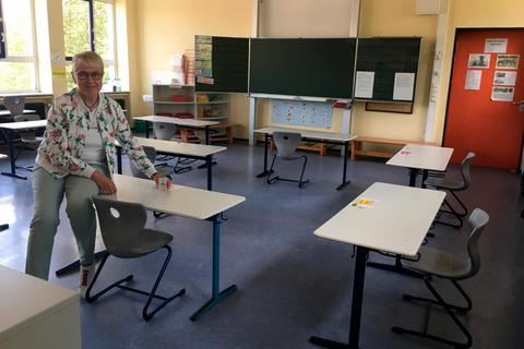 Doris Weber, Rektorin der Erlenbachschule in Gedern, freut sich auf ihre Viertklässler. Die Unterrichtsräume sind bereits vorbereitet worden. Foto: Dahmer 