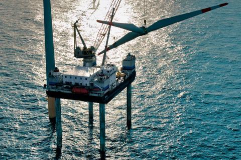 Der erste deutsche Offshore-Windpark Alpha Ventus, der 2010 in Betrieb genommen wurde. Die Ovag sichert sich jetzt eine Beteiligung am Offshore Windpark Arcadis Ost 1 nahe Rügen. Foto: Jan Oelker 