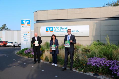 Die Bereichsdirektoren der VR Bank, Norbert Ross und Winfried Sachs, und Birgit Dutiné, pädagogische Fachberatung des Main-Kinzig-Kreises, bildeten die Jury.  Foto: VR Bank 