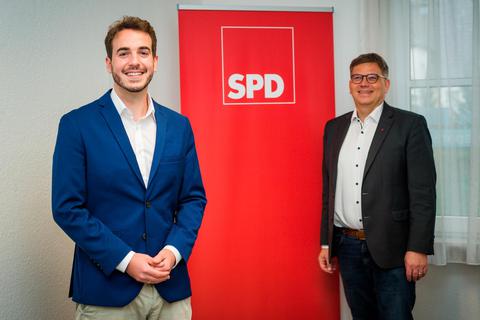 SPD-Unterbezirksvorsitzender Frank-Tilo Becher (r.) stellte Felix Döring als Kandidaten für den Bundestag vor.  Foto: Friese 