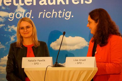Strahlende Gesichter: Die Wetterauer SPD-Vorsitzende Lisa Gnadl (rechts) beglückwünschte Natalie Pawlik zum Einzug in den neuen Bundestag.  Fotos: Nissen 