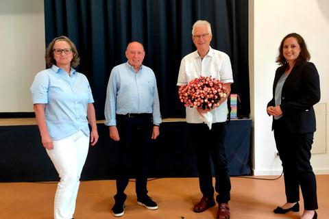 Eva Reichert und Bardo Bayer verabschiedeten Gerd Wagner und begrüßten Lena Herget-Umsonst als neue Vorsitzende des Trägervereins.  Foto: Rüb 