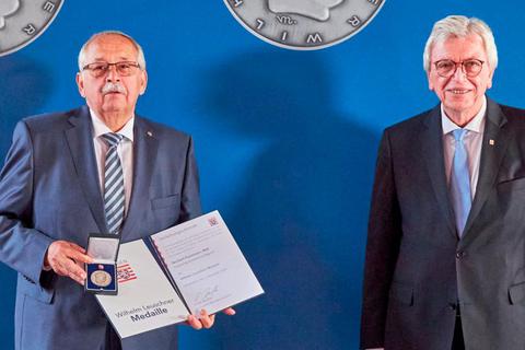 Volker Bouffier ehrte den ehemaligen Landtagspräsidenten Norbert Kartmann (CDU) mit der Wilhelm-Leuschner-Medaille.  Foto: Hessische Staatskanzlei/J. Grom 