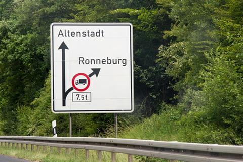 Dieses Schild an der Autobahnabfahrt Hammersbach sorgt derzeit für Probleme mit zu viel Lkw-Verkehr in Himbach. Das soll sich aber nun ändern. Foto: Strohschnitter