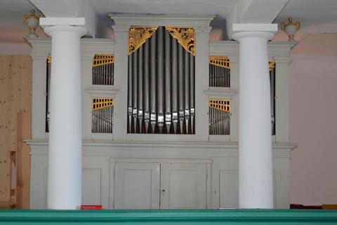 Die Stornfelser Orgel sei von hohem Denkmalwert, mit einem Manual und Pedal und insgesamt sieben Registern ausgestattet, noch nahezu im Originalzustand erhalten. 