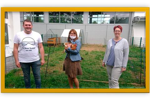 Auch Bürgermeisterin Reichert-Dietzel (M.) freut sich über die Hühner in der Kita. Foto: Gemeinde Randstadt 