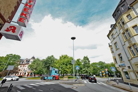 Für die Wohnhäuser rund um den vom Autoverkehr umtosten Ludwigsplatz in Kastel ist der Einbau von passivem Schallschutz im Gespräch. Fotos: hbz/Michael Bahr