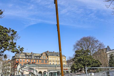 Der „Speer des Riesen Ekko“ ist auf dem Kranzplatz in einem fünf Tonnen schweren Fundament verankert. Foto: René Vigneron