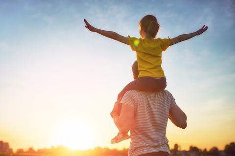 Familienzeit: Immer mehr Väter würden sich gerne mehr Zeit für die Betreuung ihrer Kinder nehmen. Die Realität sieht leider oft anders aus. 