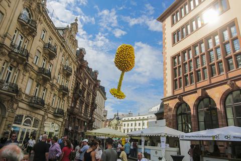 Jahrelang war das Luftballonglas ein echter Hingucker auf der Rheingauer Weinwoche. Seit diesem Jahr wird jedoch aus Gründen der Nachhaltigkeit darauf verzichtet.             Archivfoto: René Vigneron