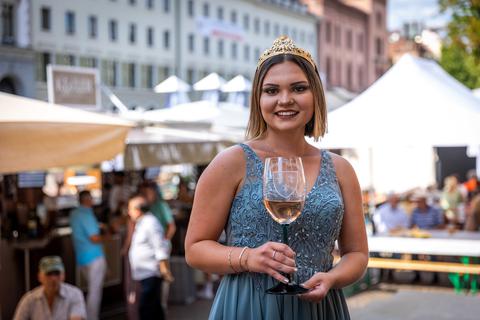 Über 130 Termine nimmt die Wiesbadener Weinkönigin Michelle Gönder im Jahr wahr. Foto: Lukas Görlach