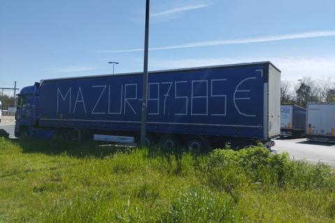 Auf einen der Lastwagen auf dem A5-Rasthof Gräfenhausen-West haben die streikenden Trucker am Mittwochmittag die Summe geschrieben, die sie nach eigener Aussage von Speditionschef Lukasz Mazur noch einfordern.