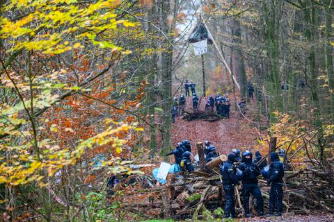 Einsatzkräfte der Polizei gehen im Wald gegen die Aktivisten vor.  Foto: Andreas Arnold/dpa