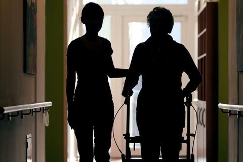 Beschäftigte in der Altenpflege verdienen deutlich weniger als die in Krankenhäusern. Umso willkommener ist die Prämie. Foto: dpa