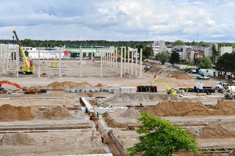Blick auf die Baustelle vom Rathaus Weiterstadt aus: Über die möglichen Nutzer der Gebäude hüllt sich der Projektentwickler in Schweigen.  Foto: Dirk Zengel