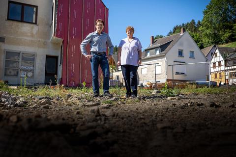 Günter Bleffert und Susanne Wilhelm auf dem planierten Grund an der  Ahrfront in Altenburg, wo vor der Flut ihr Elternhaus stand. Foto: Lukas Görlach / VRM Bild