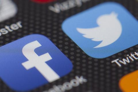 Die App-Symbole von Facebook und Twitter auf einem Smartphonebildschirm. Foto: Canva