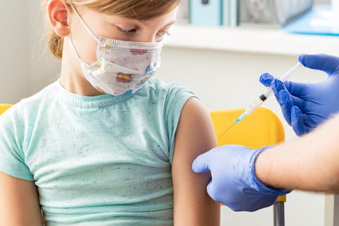 Ein Kind erhält eine Impfung. Symbolfoto: velirina - stock.adobe