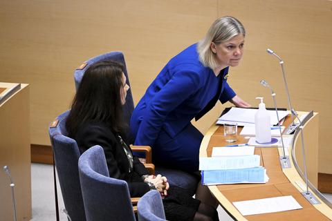 Ann Linde (l), Außenministerin von Schweden, und Magdalena Andersson, Ministerpräsidentin von Schweden, nehmen an der Parlamentsdebatte über den schwedischen Antrag auf die Nato-Mitgliedschaft teil. Foto: dpa