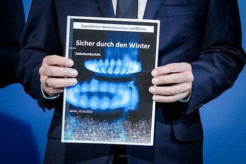 Ein Exemplar des Zwischenberichts der Gaspreiskommission in den Händen von Bundeskanzler Olaf Scholz (SPD). In dem Papier finden sich interessante Details, die bisher wenig Beachtung fanden. Foto: dpa