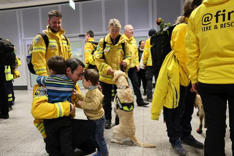 Wiedersehen nach dem Einsatz im Erdbebengebiet in der Türkei: Am Sonntag landeten die deutschen Helferinnen und Helfer mit ihren Rettungshunden am Flughafen in Frankfurt.