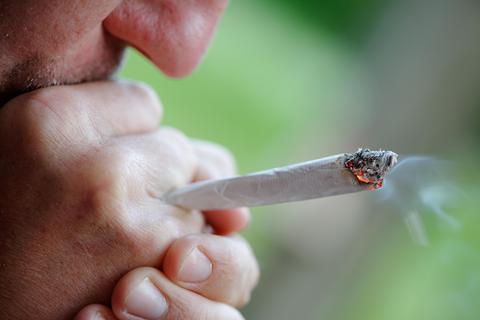 Ein Mann raucht einen Joint. Die geplante Legalisierung von Cannabis in Deutschland wäre für viele Experten ein Schritt in die falsche Richtung. Foto: dpa