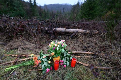 Blumen und Kerzen wurden am Fundort des getöteten Mädchens Luise niedergelegt.