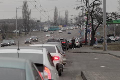 An einer Tankstelle in der ukrainischen Hauptstadt stehen Autos Schlange. Foto: dpa