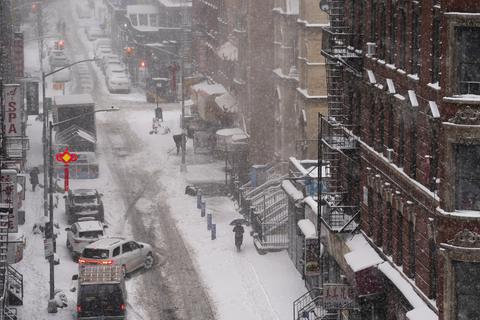 Ein extremer Wintereinbruch hat New York weitestgehend lahm gelegt. Foto: dpa