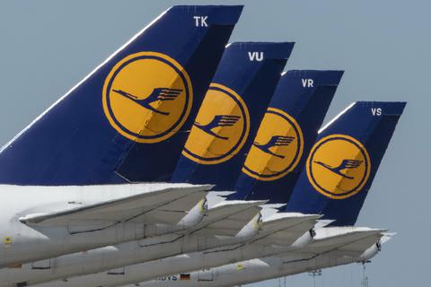 Passagiermaschinen der Lufthansa stehen auf dem Rollfeld des Frankfurter Flughafen. Archivfoto: dpa