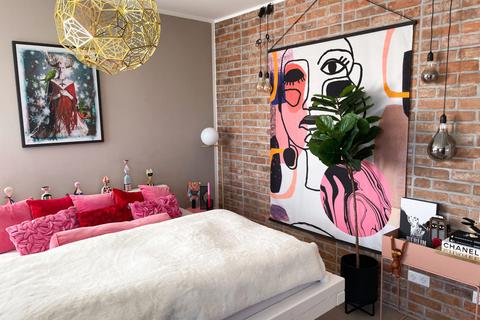 Maximalismus spielt mit unterschiedlichen Texturen, Farben und Mustern. So wie hier im Schlafzimmer von Marlene Russo, die ihr maximalistisch eingerichtetes Zuhause auf Instagram präsentiert. Foto: Marlene Russo