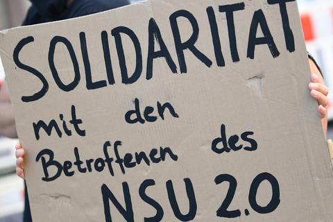 Demonstranten in Wiesbaden forderten im vergangenen Jahr Solidarität für die Opfer der Polizeiäffäre ein.  Archivfoto: dpa