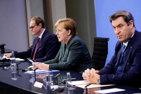 Bundeskanzlerin Angela Merkel (CDU), Berlins Regierender Bürgermeister Michael Müller (l, SPD) und der CSU-Vorsitzende Markus Söder geben eine   Pressekonferenz im Bundeskanzleramt zu den Ergebnissen der Bund-Länder-Beratungen. Foto: Hannibal Hanschke/Reuters/Pool/dpa