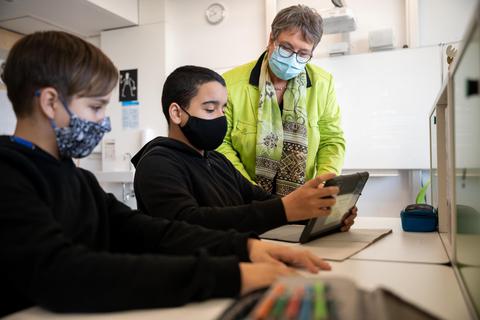 Unterricht in Pandemiezeiten – vielerorts mit Maske. Foto: dpa