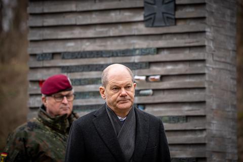 Der Bundeskanzler besucht die Bundeswehr in Schwielowsee bei Potsdam unter dramatisch verändertem Vorzeichen. Foto: dpa