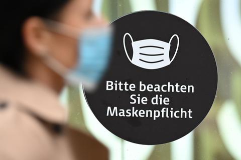 Von Oktober bis Ostern soll eine bundesweite FFP2-Maskenpflicht im Fernverkehr, in Kliniken und Heimen gelten – die Bundesländer können diese auf andere Innenräume erweitern. Foto: dpa