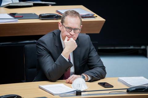 Michael Müller (SPD), Regierender Bürgermeister von Berlin, rechnet mit Verzögerungen bei den Nachschärfungen.  Foto: Christoph Soeder/dpa