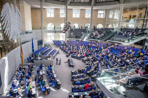Im Bundestag sitzen derzeit 736 Abgeordnete. Damit ist er so groß wie nie zuvor.