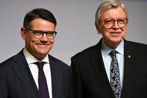 Der designierte Ministerpräsident Boris Rhein (links) und der amtierende Regierungschef Volker Bouffier strahlen am 25. Februar in Fulda bei der Verkündung der Nachfolgeregelung um die Wette.         Foto: dpa