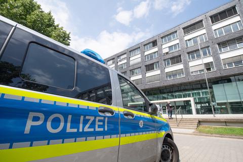 Ein Polizeiwagen vor dem Polizeipräsidium in Frankfurt. Gegen fünf Polizisten der Frankfurter Polizei wird ermittelt. Ermittelt wurde auch in Chatgruppen der Beamten. Archivfoto: dpa