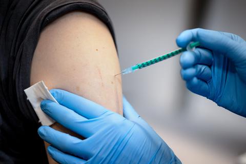 Eine Impfung gegen das Coronavirus wird verabreicht. Symbolfoto: Guido Schiek