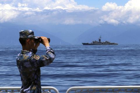 Sie stehen sich vor der Küste Taiwans gegenüber: Die chinesische Volksbefreiungsarmee und Taiwans Fregatte Lan Yang. Foto: dpa