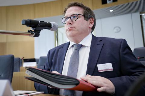 Die rheinland-pfälzische CDU-Fraktion hatte Anzeige gegen den ADD-Präsidenten Thomas Linnertz wegen einer mutmaßlichen Falschaussage vor dem U-Ausschuss Ahrflut gestellt. Die Ermittlungen laufen noch.