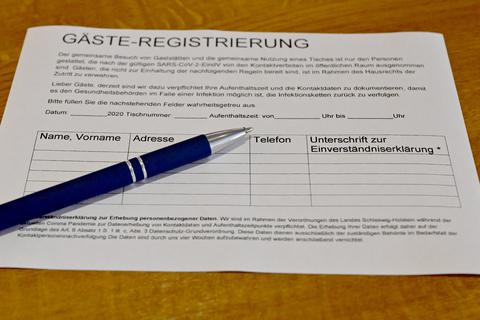 Ein Zettel für die Gäste-Registrierung liegt in einem Restaurant auf einem Tisch. Foto: dpa