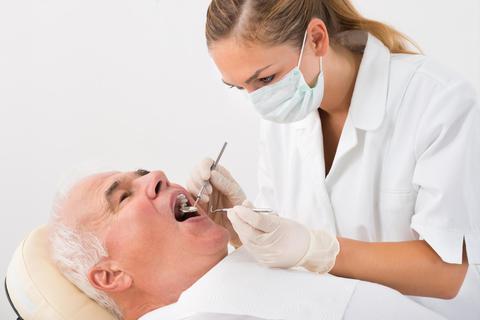 Bei der Behandlung kommen Zahnmediziner den Patienten sehr nahe. Dadurch steigt die Infektionsgefahr. Foto: Fotolia/Andrey Popoy
