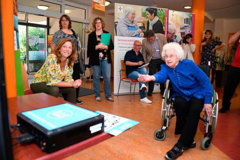 Die 92-jährige Christel Naunheim kann beim virtuellen Spiel ihre früheren Kegelerfahrungen bestens einbringen.  Foto: Isabel Mittler 