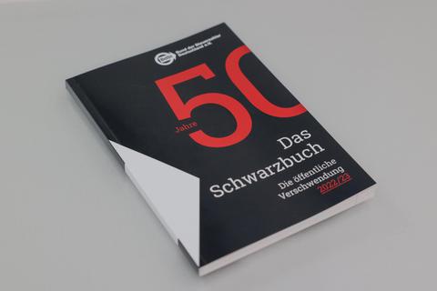 Blick auf das 50. Schwarzbuch „Die öffentliche Verschwendung 2022/23“, das heute vom Bund der Steuerzahler Deutschland veröffentlicht wurde. Foto: dpa