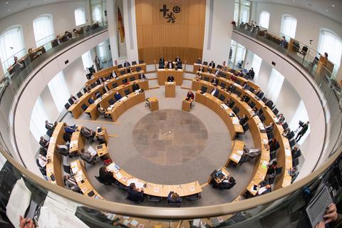 Der Landtag hat am Donnerstag eine Verfassungsänderung beschlossen. Diese macht es möglich, dass die hochverschuldeten Kommunen entlastet werden. Foto: